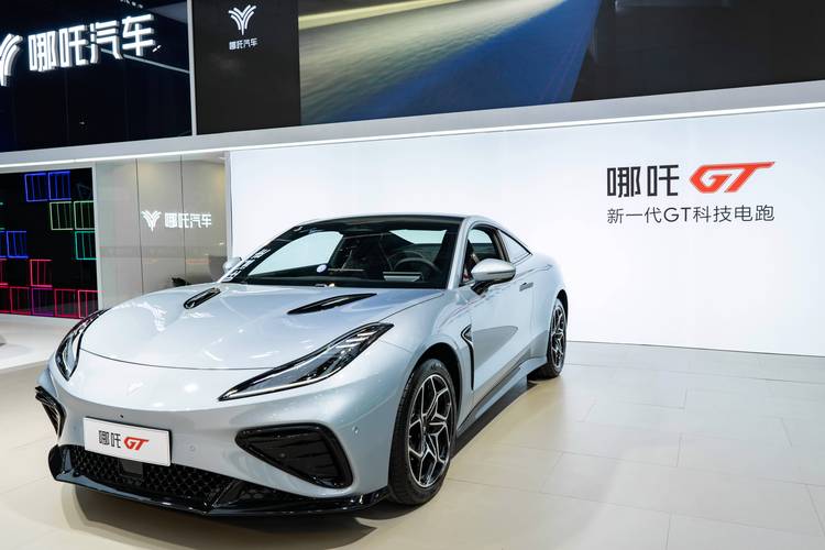 惠州235哪吒汽车在智能汽车领域的表现，领途汽车在新能源汽车市场中的影响力